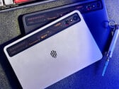 Игровой планшет нового поколения RedMagic не будет выпущен вместе с серией 11S Pro. На снимке: промо-картинка, демонстрирующая два цвета RedMagic Nova.