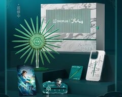 В коробке с совместным брендингом находятся пять коллекционных предметов, главный из которых — вращающаяся металлическая подставка, удерживающая телефон с помощью магнита.