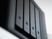 Крупный план чёрного корпуса NAS с несколькими отсеками для дисков