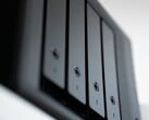 Крупный план чёрного корпуса NAS с несколькими отсеками для дисков