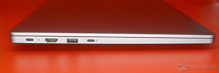 Правая сторона: USB Type-C, индикатор заряда батареи, HDMI 1.4b, USB 3.1 Type-A, USB Type-C (Thunderbolt 3.0, DisplayPort)