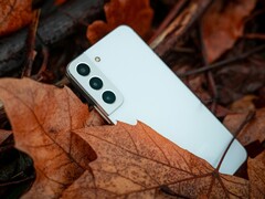 Samsung Galaxy S22 (Источник изображения: Joshua Katt, Unsplash)