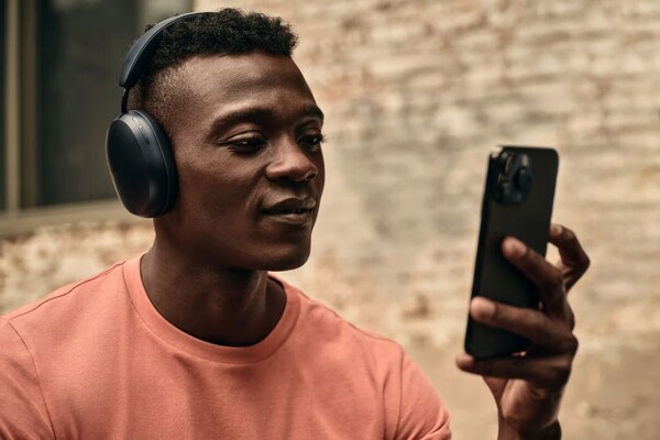 Sonos Ace теперь имеет функцию SideTone, которая позволяет пользователям слышать свой собственный голос во время звонков. (Источник изображения: Son