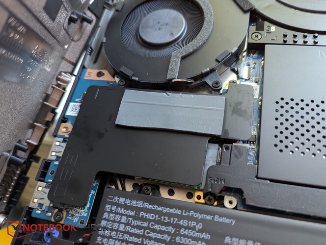 Привинченная к шасси охлаждающая пластина XMG с контактными площадками