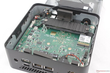 Съемными являются только твердотельный накопитель M.2 2280 и модуль WLAN