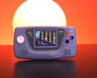 Кастомный SEGA Game Gear, о котором идет речь, с множеством обновлений под капотом. (Источник изображения: Macho Nacho Productions YT)