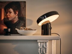 Лампа-колонка Blomprakt Bluetooth от IKEA (на фото) теперь доступна по всему миру. (Источник изображения: IKEA)