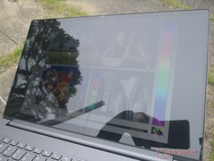 Поведение экрана на улице в облачный день