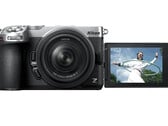 Беззеркальная камера Nikon Z5IIC оснащена 3,2-дюймовым поворотным сенсорным экраном, удобным для съёмки селфи.