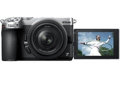 Беззеркальная камера Nikon Z5IIC оснащена 3,2-дюймовым поворотным сенсорным экраном, удобным для съёмки селфи.