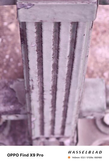 Oppo Find X9 Pro с пурпурным оттенком из-за байонета объектива.