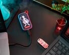 На фотографии изображены портативный SSD-накопитель SANDISK Mewtwo и флеш-накопитель Mew с разъёмом USB-C, выпущенные к 30-летию Pokémon