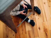 Превращаем время экрана в время обучения: 7 образовательных приложений, которые действительно учат, а не просто развлекают. На фотографии ребенок держит планшет. (Источник изображения: charlesdeluvio - Unsplash)