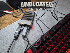 Подключенная плата Zimaboard с загрузочной флешкой рядом с клавиатурой