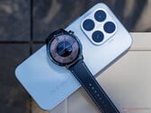 Стоимость Xiaomi Watch S5 46mm в ЕС составляет €179,99. На фото: смарт-часы на фоне телефона Xiaomi 17T.