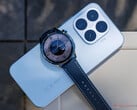 Стоимость Xiaomi Watch S5 46mm в ЕС составляет €179,99. На фото: смарт-часы на фоне телефона Xiaomi 17T.