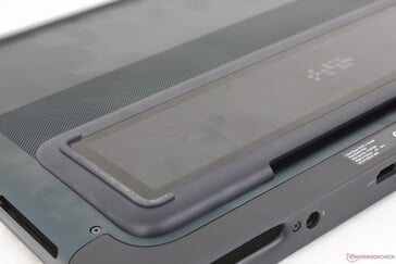 Уникальное смотровое окно Gorilla Glass на нижней стороне, где у большинства других ноутбуков просто вентиляционные решетки