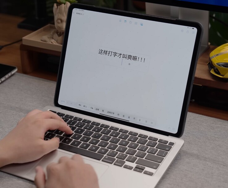 Крупный план клавиатуры и тачпада iPadBook и MacBook Air, используемых для управления iPad. (Источник изображения: 舒灿ShuCanTech via YouTube)