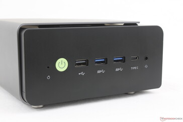 Спереди: CMOS, кнопка питания, USB-A 2.0, 2x USB-A 3.2 Gen. 2, USB-C w/ DisplayPort + Power Delivery, 3,5 мм гарнитура