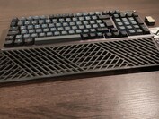 Подставка для запястий сделана из удобной резины, но ее нельзя прикрепить. (Источник изображения: Notebookcheck)