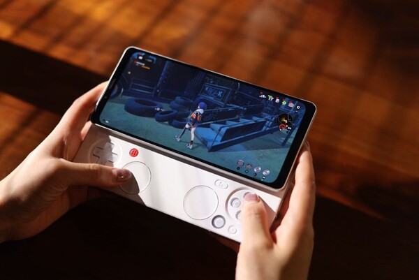 У модели Ayaneo Pocket Play толстые верхний и нижний ободки. (Источник изображения: Ayaneo)