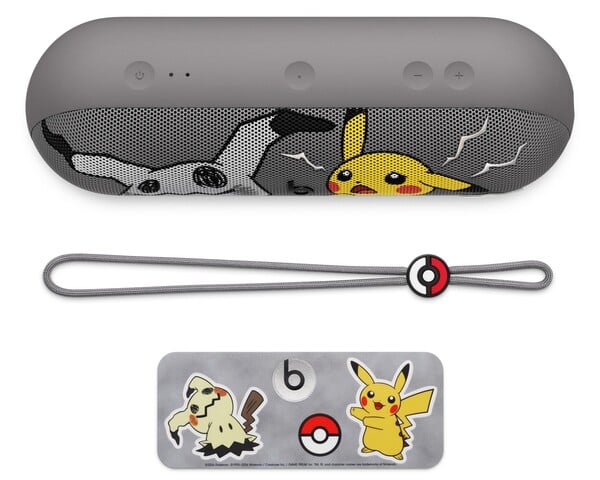 Pokémon x Beats Pill поставляется с ремешком и подвесками.