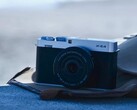 Компактная APS C камера Fujifilm X E5 в сумке на пляже