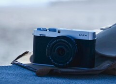 Компактная APS C камера Fujifilm X E5 в сумке на пляже