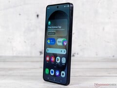 Ожидается, что преемник изображённого на фото Galaxy S26 будет оснащён устаревшей фронтальной камерой.