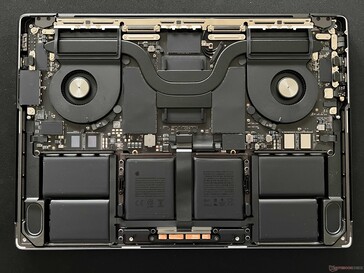 Внутренние компоненты MacBook Pro 14 M3 Max