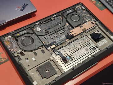 Система охлаждения и аккумулятор по-прежнему доступны через нижнюю крышку (источник изображения: Benjamin Herzig)