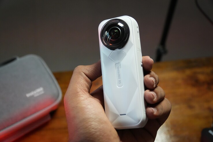Insta360 X5 выглядит весьма привлекательно в отделке Satin White (Источник изображения: Abhinav Fating/Notebookcheck)