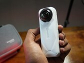 Ограниченная серия Insta360 X5 Satin White (Источник изображения: Abhinav Fating/Notebookcheck)