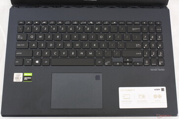 Раскладка идентична другим ноутбукам серии VivoBook. Поверхность клавиш, правда, более шершавая
