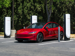 Tesla Model 3 на станции Supercharger. (Источник изображения: Tesla)