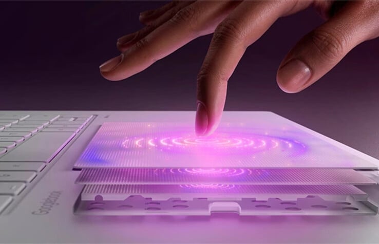 Компания Lenovo также оснастила устройство тактильным тачпадом.
