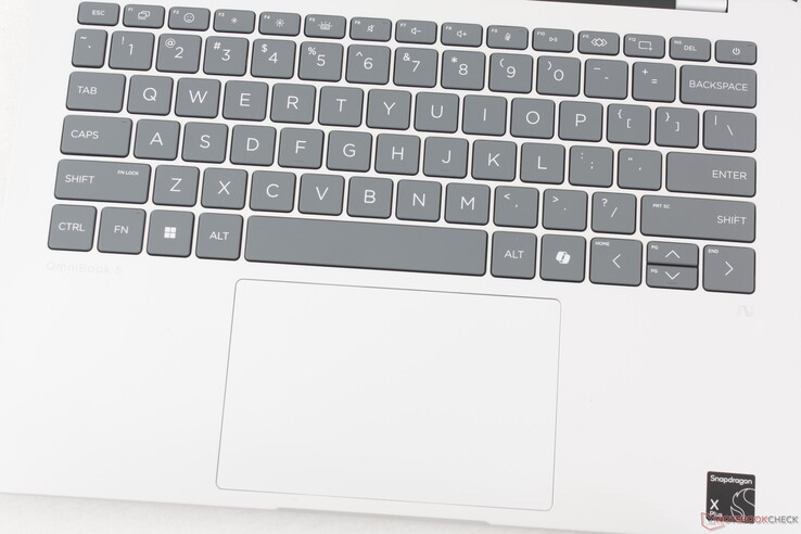 Удобные клавиши с подсветкой и просторный (~12,5 x 8 см) кликпад