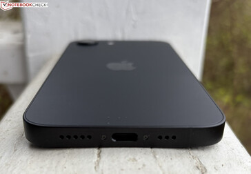 Снизу: Микрофоны, USB-C 2.0, динамики