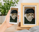 Цифровая фоторамка Bigme, на экране которой отображается портрет домашнего питомца, созданный с помощью искусственного интеллекта