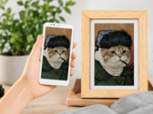 Цифровая фоторамка Bigme, на экране которой отображается портрет домашнего питомца, созданный с помощью искусственного интеллекта