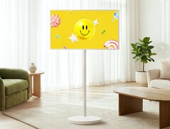 Новейший телевизор LG Smart TV помещает 32-дюймовый 4K-дисплей на особенно высокую подставку.