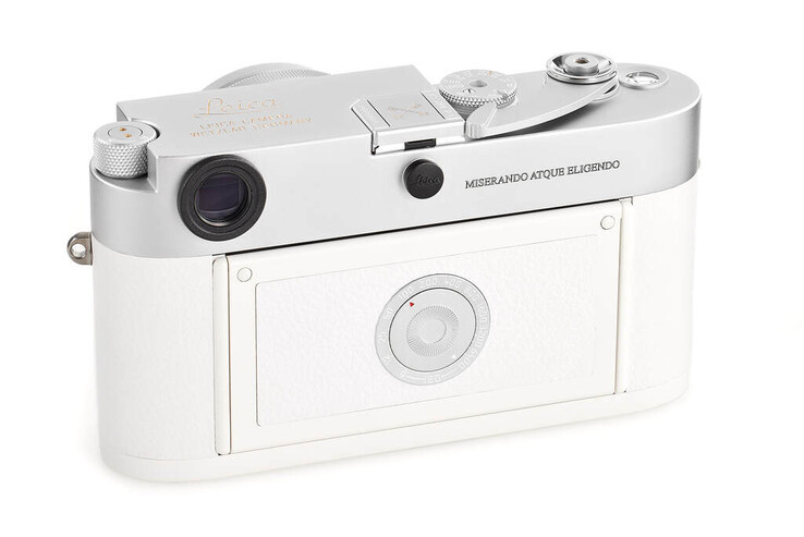 На 35-мм дальномер Leica 'Pope Francis' M-A выгравирован девиз Его Святейшества Папы Франциска - "смиренный, но избранный". (Источник изображения: Leica)