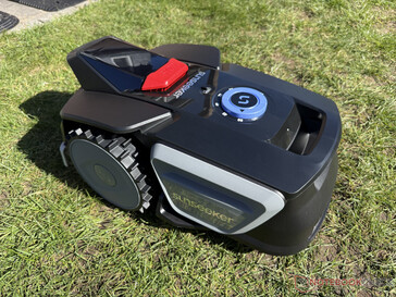 Sunseeker V1 подъезжает к краю лужайки...