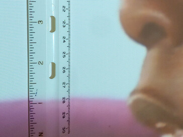 Пиксели видны на расстоянии 6 дюймов, но обычно не дальше 3,3 футов (Источник изображения: Notebookcheck)