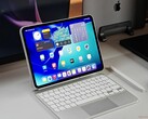 iPad Pro M5 на столе с белой клавиатурой Magic Keyboard и карандашом Apple. (Источник изображения: Notebookcheck)