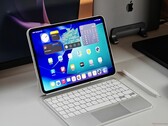 iPad Pro M5 на столе с белой клавиатурой Magic Keyboard и карандашом Apple. (Источник изображения: Notebookcheck)