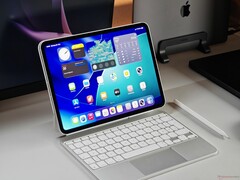 iPad Pro M5 на столе с белой клавиатурой Magic Keyboard и карандашом Apple. (Источник изображения: Notebookcheck)