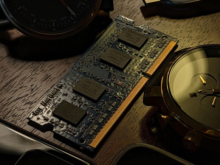 Модуль оперативной памяти на деревянном столе (Источник изображения: Obi Onyeador/Pexels)