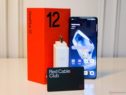 В коробку входит зарядное устройство SuperVOOC мощностью 100 Вт, кабель USB Type-A - Type-C и членство в клубе Red Cable Club