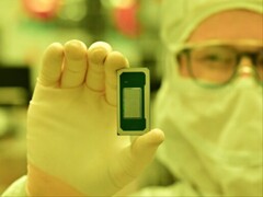 Процессор Intel последнего поколения семейства Panther Lake, который держит в руках работник фабрики. (Источник изображения: Intel)